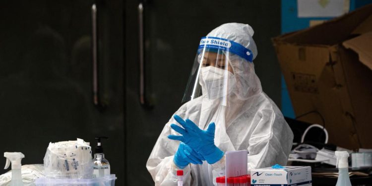 Covid oggi Cina, nuovo record di contagi: a Pechino scuole e ristoranti chiusi