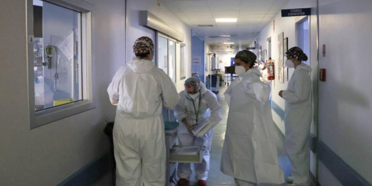 Covid oggi Italia, contagi e ricoveri in aumento: report Gimbe