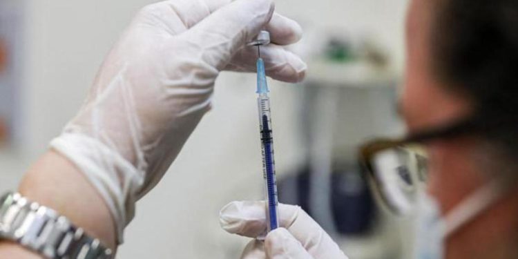 Vaccino Covid e quarta dose, Iss: efficacia pari al 92% in over 80