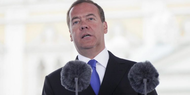 Ucraina, Medvedev: “Non ancora usato tutto nostro arsenale”