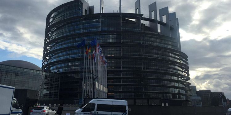 Ucraina, ok Europarlamento a 18 mld prestiti