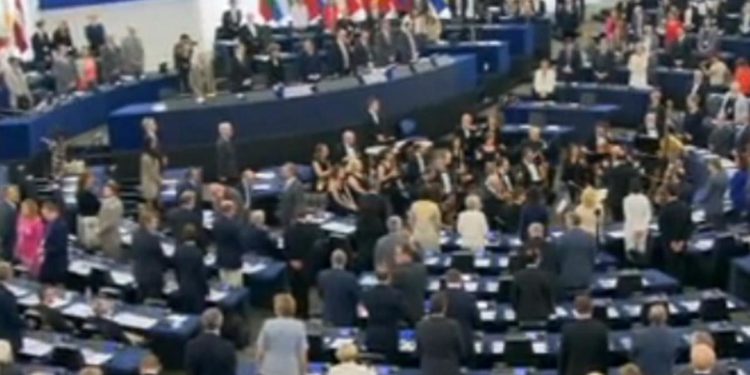 Qatar 2022, europarlamentari M5S con la fascia ‘One love’ proibita ai Mondiali