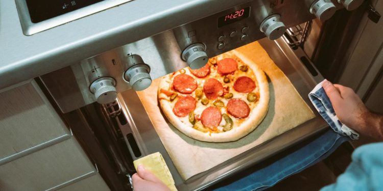 Caro energia, forno spento per metà italiani: addio anche a stufe e phon