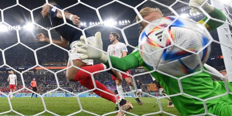 Mondiali 2022, Francia-Danimarca 2-1: doppietta Mbappé, bleus agli ottavi