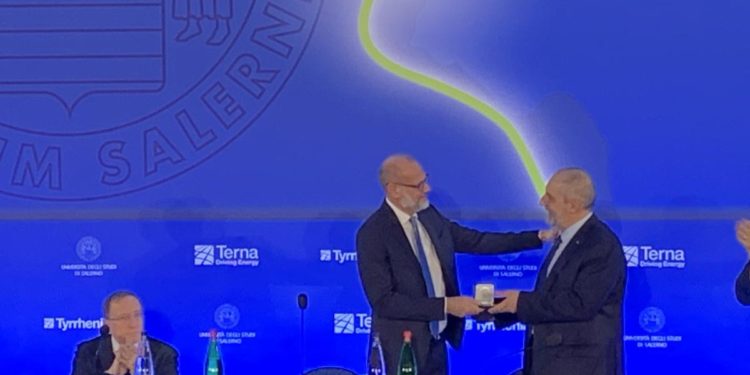 Salerno, a Donnarumma (Terna) rettore dona sigillo università