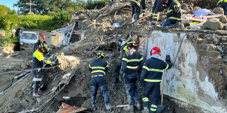 Frana Ischia, si continua a scavare ma divampano le polemiche