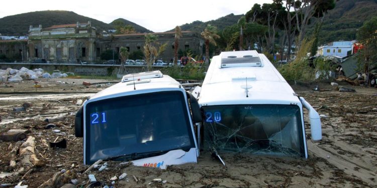 Frana Ischia, si scava a mani nude alla ricerca dei dispersi
