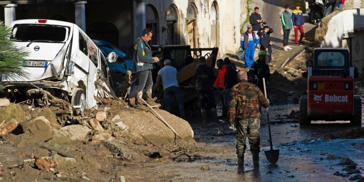 Frana Ischia, proseguono senza sosta ricerche dispersi