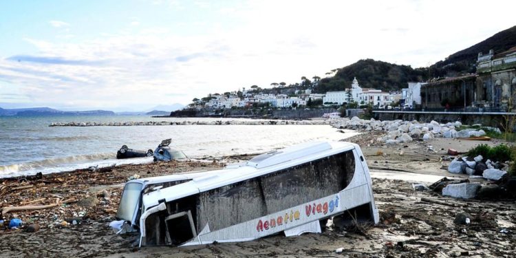 Frana Ischia, “rabbia sul web: quasi 8 su 10 contro condoni”