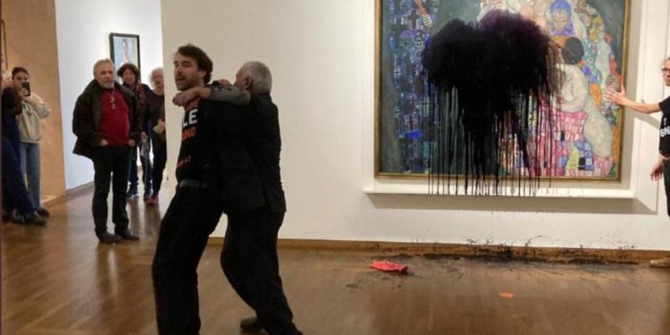 Vienna, attivisti lanciano liquido nero su quadro Klimt – Video