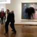 Vienna, attivisti lanciano liquido nero su quadro Klimt – Video