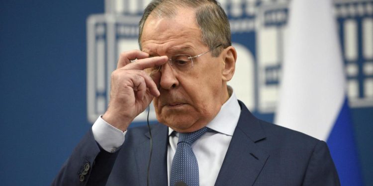 Russia, Lavrov: “Ucraina verrà liberata da governanti neonazisti”