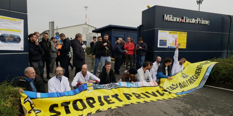 Milano, ambientalisti bloccano l’aeroporto di Linate contro i jet privati