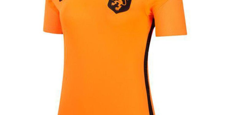 Qatar 2022, l’Olanda mette all’asta le sue magliette: il ricavato andrà ai lavoratori migranti