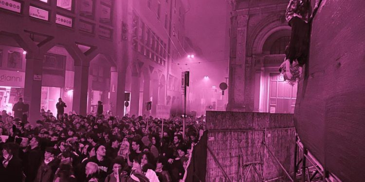 Bologna, manichino Meloni impiccato a testa in giù