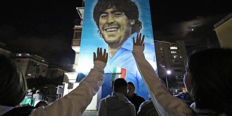 Maradona, tra fiaccolate e calcetto Napoli lo ricorda a 2 anni dalla morte