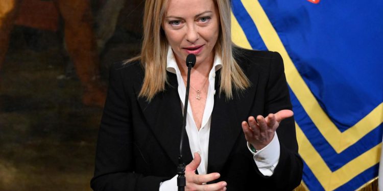 Violenza donne, Meloni: “Governo in prima linea per combatterla”