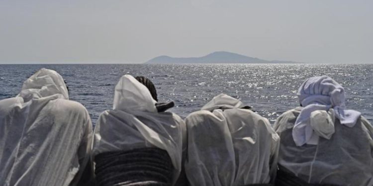 Migranti, nave con oltre 100 minori a bordo ancora senza un porto