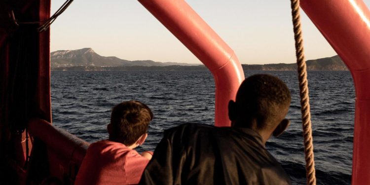 Migranti, Ue: “No differenze tra navi Ong e le altre”