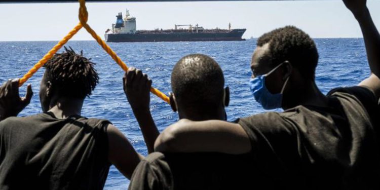 Migranti, Commissione Ue: “Accordo ora su patto, basta lavorare nave per nave”