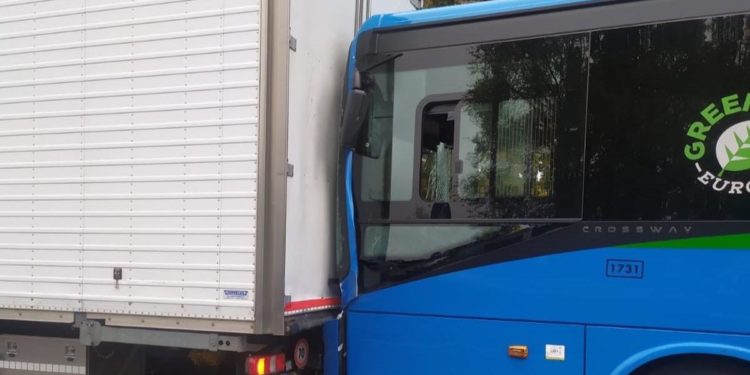Incidenti, bus con 20 persone a bordo tampona un camion a Milano