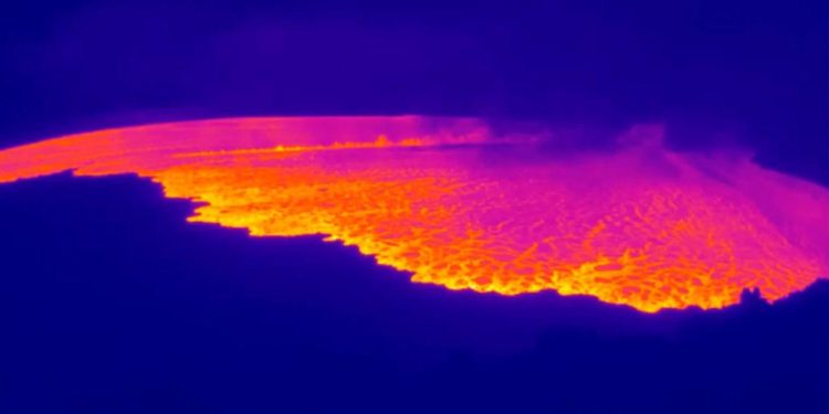 Hawaii, erutta il vulcano attivo più grande del mondo