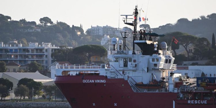 Migranti, Ocean Viking è arrivata a Tolone