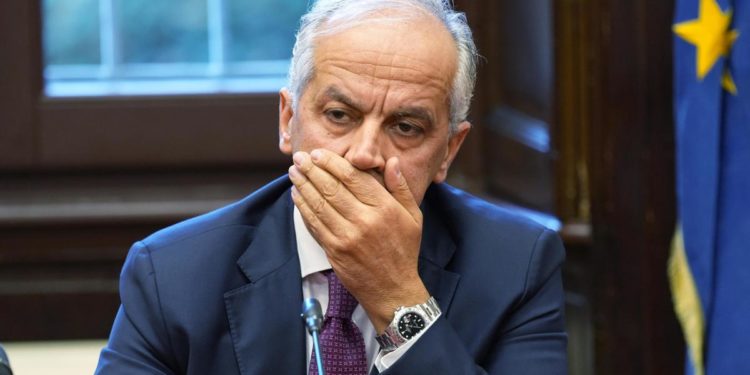 Migranti, Piantedosi: “Selezione ingresso non la fanno trafficanti esseri umani”