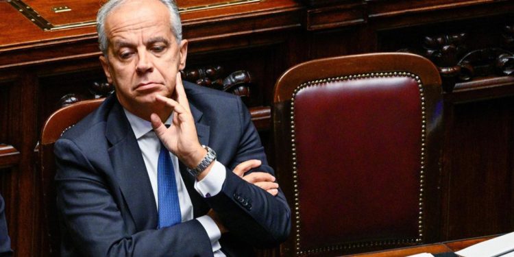 Migranti, vertice Piantedosi-capigruppo: “Sì a modifica norme”