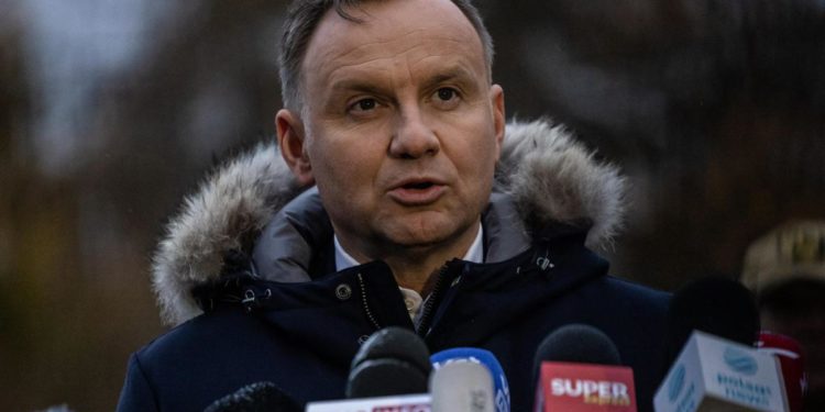 Ucraina-Russia, falso Macron telefonò a Duda la notte del missile in Polonia