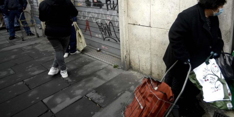 Povertà, Istat: in 2022 lieve calo diseguaglianze grazie a politiche famiglia