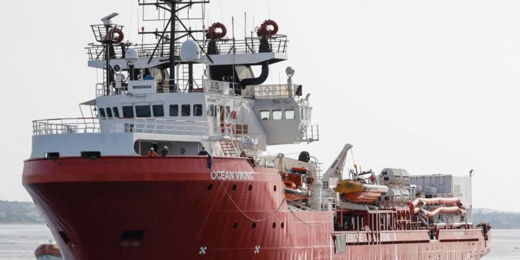 Ocean Viking, evacuazione sanitaria per 4 migranti