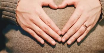Vivere bene la gravidanza? È possibile con questi oli essenziali