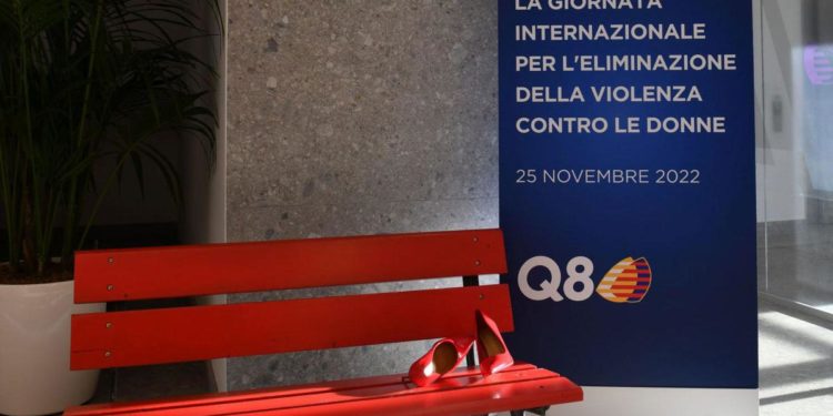 Violenza su donne, Q8 mette panchina rossa nella sede di Roma ‘per dire basta’