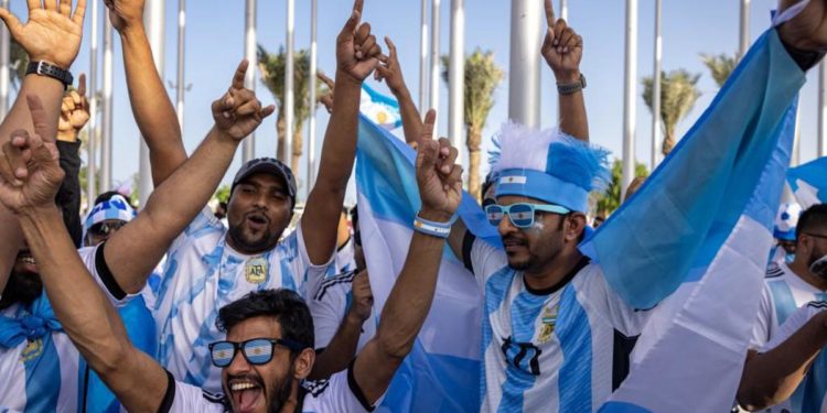 Mondiali 2022, Qatar ‘compra’ tifosi: ecco i fan a pagamento