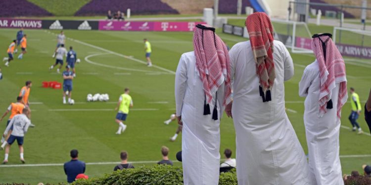 Qatar 2022, scambia thawb per accappatoi: tv tedesca ‘richiama’ commentatore