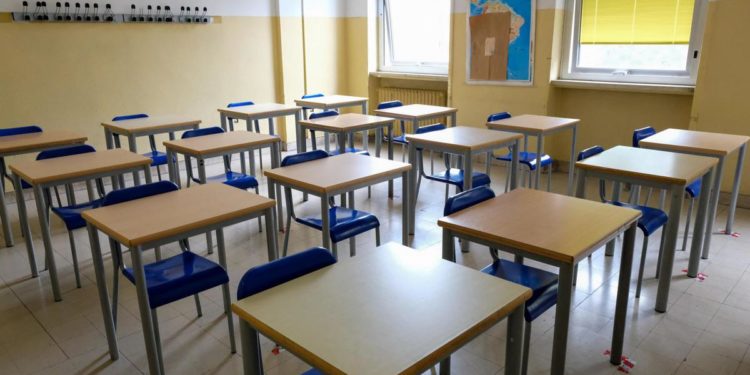 Stop reddito cittadinanza per chi interrompe scuola, la proposta