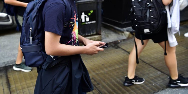 Scuola, ministro Valditara: “Via cellulari da classi durante lezioni”