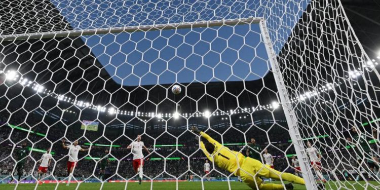 Polonia-Arabia, la super parata di Szczesny – Video