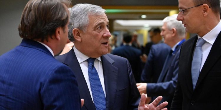 Migranti e Ong, Tajani: “Un conto è soccorso, un altro l’appuntamento in mare”