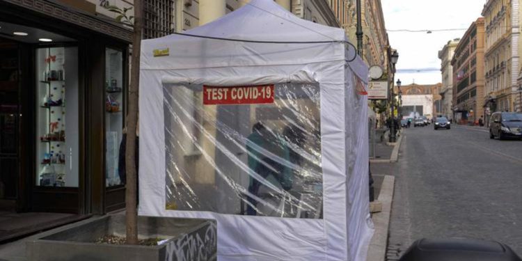 Covid oggi Lazio, 4.480 contagi e 6 morti. A Roma 2.493 casi