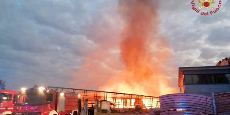 Torino, incendio all’alba in zona industriale di Villastellone