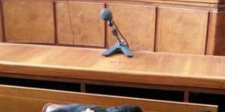 Covid, lavoratrice no vax sospesa a L’Aquila: azienda condannata