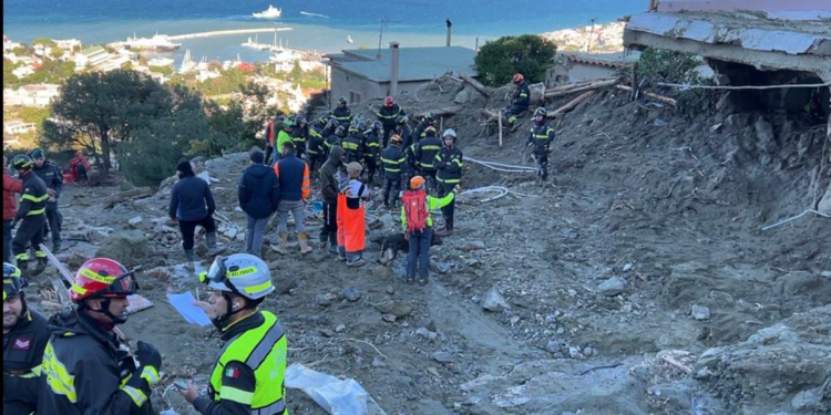 Ischia, Vigili del fuoco al lavoro anche stanotte per cercare i dispersi