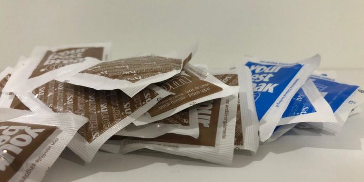 Addio bustina di zucchero al bar, sarà vietata