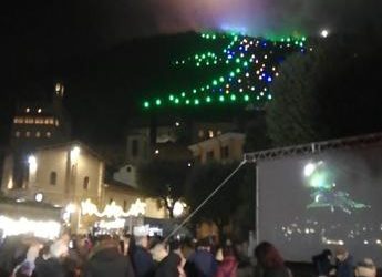 A Gubbio acceso l’Albero di Natale più grande del mondo