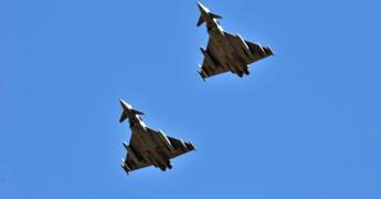 Allarme nei cieli, aereo perde contatto radio: in volo caccia Eurofighter