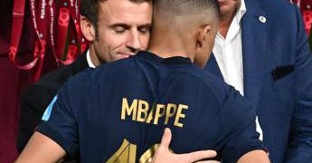 Argentina-Francia, Macron in campo consola Mbappé
