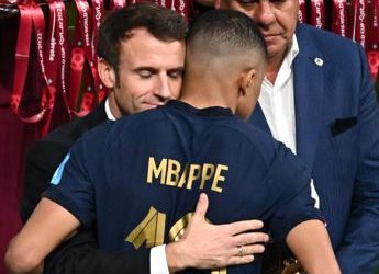 Argentina-Francia, Macron in campo consola Mbappé
