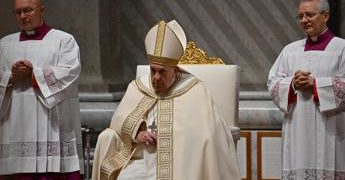 Benedetto XVI, l’omaggio del Papa: “Persona nobile e gentile”